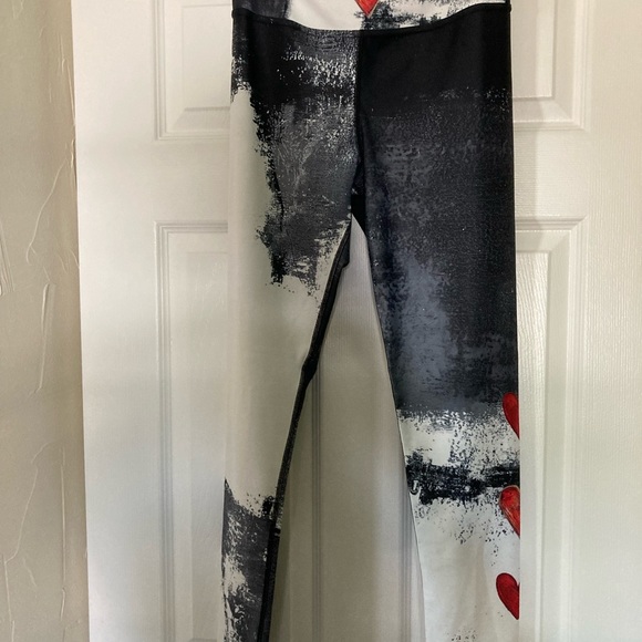 Debbie Dannheisser Black & White w/ Red Hearts High Waist Leggings, Sz L - Picture 7 of 10
